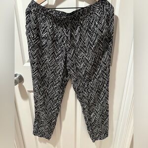 White House Black market white & black Taper Ankle pants Size 10